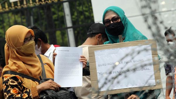 Aksi Forum Guru Geruduk DPR, Tuntut Revisi RUU Sisdiknas