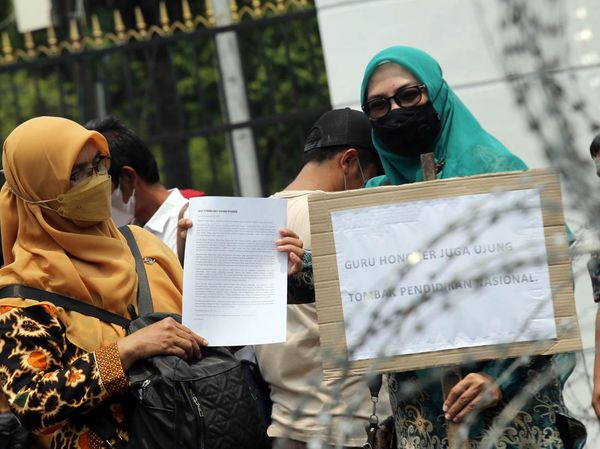 Aksi Forum Guru Geruduk DPR, Tuntut Revisi RUU Sisdiknas