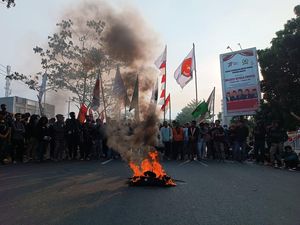 Demo Kenaikan BBM, Mahasiswa Banten Bakar Ban-Tutup Jl Syekh Nawawi