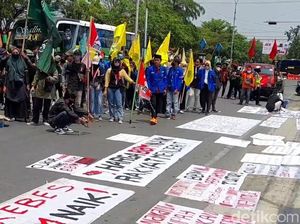 Massa Demo Tolak Harga BBM Naik di Brebes, Blokir Jalur Pantura