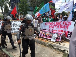 Demo Kenaikan Harga BBM di DPRD NTB Ricuh, Mahasiswa Bakar Keranda