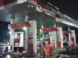 Atap SPBU Terbang Diterjang Angin Puting Beliung di Bandung