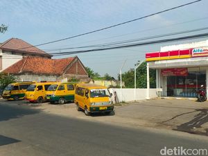 Sopir Angkot di Majalengka Mogok Massal Imbas Harga BBM Naik Sopir Angkot di Majalengka Mogok Massal Imbas Harga BBM Naik