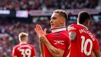 Pemain termahal kedua sepanjang sejarah MU itu tampak mencium dan menepuk-nepuk logo klub barunya dalam perayaan gol. Ia mencetak gol pertama MU dalam kemenangan 3-1 atas Arsenal. Foto: Manchester United via Getty Imag/Ash Donelon