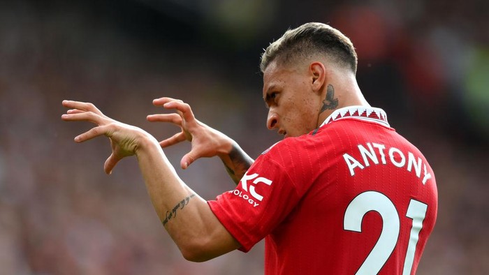MANCHESTER, ENGLAND - SEPTEMBER 04: Antony of Manchester United celebrates after scoring their sides first goal during the Premier League match between Manchester United and Arsenal FC at Old Trafford on September 04, 2022 in Manchester, England. (Photo by Shaun Botterill/Getty Images)