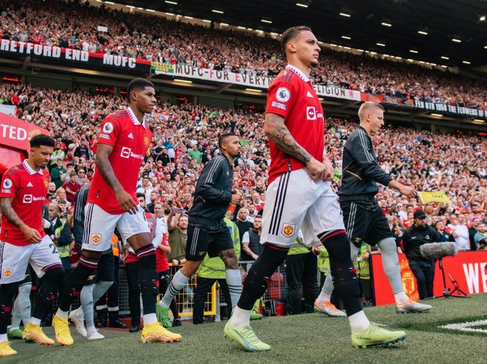 MANCHESTER, ENGLAND - SEPTEMBER 04:   Antony of Manchester United walks out to the pitch prior to the Premier League match between Manchester United and Arsenal FC at Old Trafford on September 4, 2022 in Manchester, United Kingdom. (Photo by Ash Donelon/Manchester United via Getty Images)