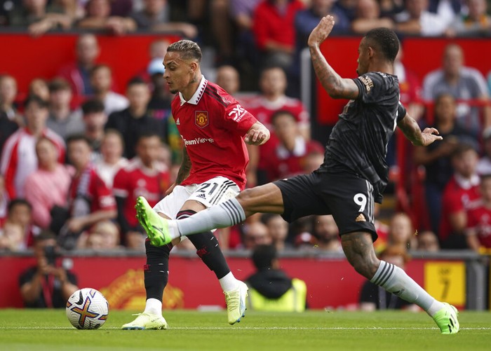 Arsenal's Gabriel Jesus, right, challenges for the ball with Manchester United's Antony during the English Premier League soccer match between Manchester United and Arsenal at Old Trafford stadium, in Manchester, England, Sunday, Sept. 4, 2022. (AP Photo/Dave Thompson)
