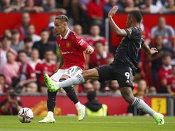Antony membalas kepercayaan itu dengan tampil enerjik. Selain lincah menusuk ke depan, ia juga tak segan menyisir lapangan ke sektor pertahanan. Foto: AP/Dave Thompson