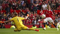 Sampai pada akhirnya masuk menit ke-35. Antony punya peluang matang... Foto: AP/Dave Thompson