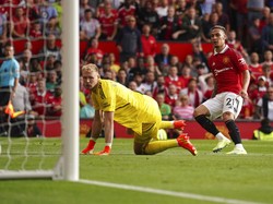 Pemain asal Brasil itu tak membuang peluang. Sebuah penyelesaian jitu darinya bikin bola bersarang di dalam gawang Arsenal. Foto: AP/Dave Thompson