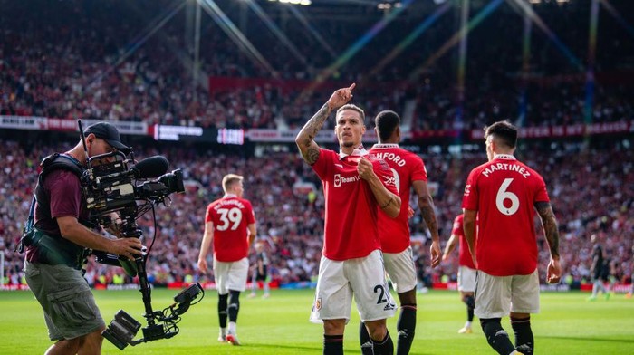 MANCHESTER, ENGLAND - SEPTEMBER 04:   Antony of Manchester United celebrates scoring a goal to make the score 1-0 during the Premier League match between Manchester United and Arsenal FC at Old Trafford on September 4, 2022 in Manchester, United Kingdom. (Photo by Ash Donelon/Manchester United via Getty Images)