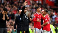 Melawan Arsenal, Ronaldo masuk menggantikan Antony di babak kedua. Senyum Ronaldo ini juga muncul saat Antony mencetak gol pertama MU. Foto: Getty Images/Shaun Botterill