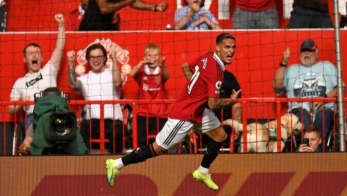 TOPSHOT - Manchester Uniteds Brazilian midfielder Antony celebrates after scoring the opening goal of the English Premier League football match between Manchester United and Arsenal at Old Trafford in Manchester, north west England, on September 4, 2022. - RESTRICTED TO EDITORIAL USE. No use with unauthorized audio, video, data, fixture lists, club/league logos or live services. Online in-match use limited to 120 images. An additional 40 images may be used in extra time. No video emulation. Social media in-match use limited to 120 images. An additional 40 images may be used in extra time. No use in betting publications, games or single club/league/player publications. (Photo by Oli SCARFF / AFP) / RESTRICTED TO EDITORIAL USE. No use with unauthorized audio, video, data, fixture lists, club/league logos or live services. Online in-match use limited to 120 images. An additional 40 images may be used in extra time. No video emulation. Social media in-match use limited to 120 images. An additional 40 images may be used in extra time. No use in betting publications, games or single club/league/player publications. / RESTRICTED TO EDITORIAL USE. No use with unauthorized audio, video, data, fixture lists, club/league logos or live services. Online in-match use limited to 120 images. An additional 40 images may be used in extra time. No video emulation. Social media in-match use limited to 120 images. An additional 40 images may be used in extra time. No use in betting publications, games or single club/league/player publications. (Photo by OLI SCARFF/AFP via Getty Images)