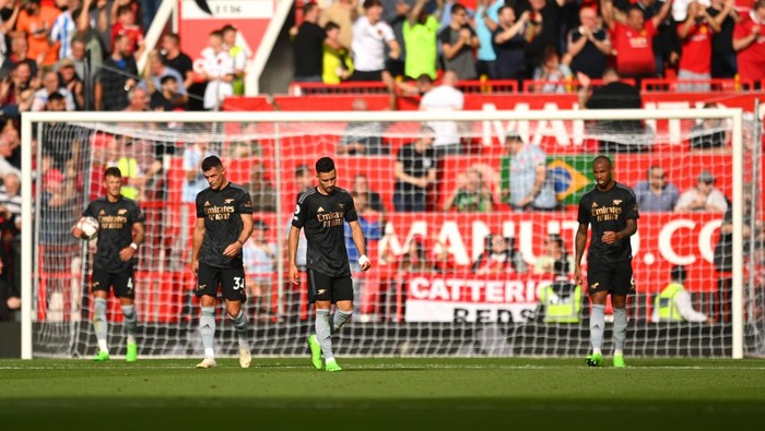 MANCHESTER, ENGLAND - SEPTEMBER 04: Gabriel Martinelli and team mates of Arsenal looks dejected after Antony of Manchester United scores their sides first goal during the Premier League match between Manchester United and Arsenal FC at Old Trafford on September 04, 2022 in Manchester, England. (Photo by Michael Regan/Getty Images)