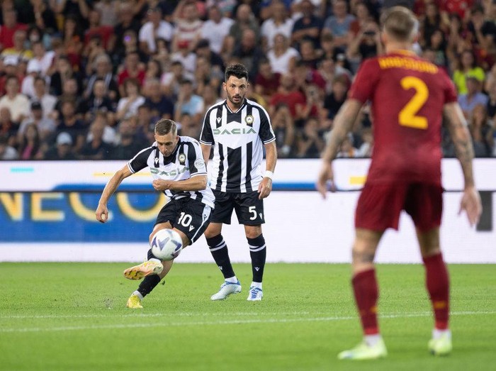 UDINE, ITALY - SEPTEMBER 04: Tammy Abraham of AS Roma injured during the Serie A match between Udinese Calcio and AS Roma at Dacia Arena on September 04, 2022 in Udine, Italy. (Photo by Emmanuele Ciancaglini/Getty Images)