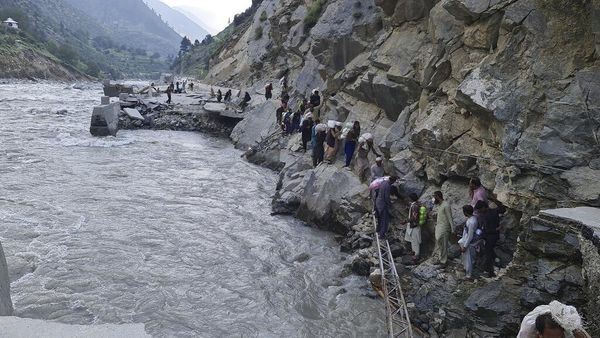 Korban Banjir Pakistan Meniti Pinggiran Sungai untuk Evakuasi