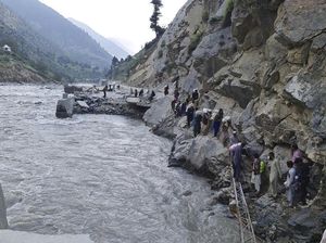 Korban Banjir Pakistan Meniti Pinggiran Sungai untuk Evakuasi