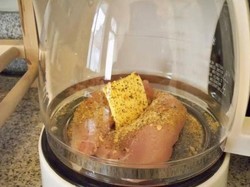 Berhemat Saat Dinas Kerja, Pria Ini Masak Ayam Pakai Teko di Hotel