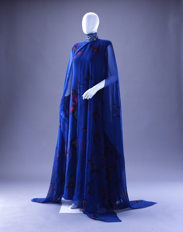 Blue Butterfly Caftan/Foto : Iwami Art Museum/Haruo Inoue Gaun model kaftan berwarna biru dengan motif kupu-kupu