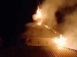 Kebakaran Hanguskan 1 Rumah di Bone, Masjid Ikut Terdampak