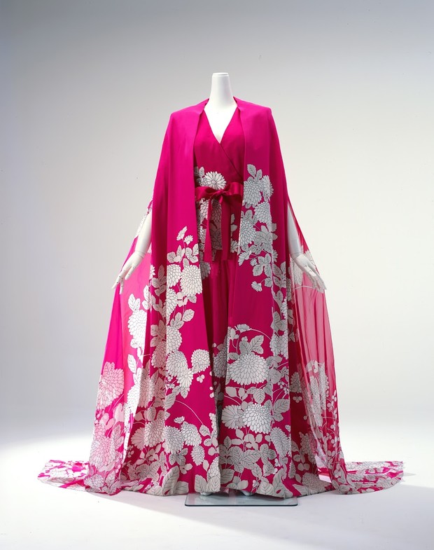 Chrysanthemum Pajamas/Foto : Iwami Art Museum/Haruo Inoue Gaun panjang berwarna pink dengan motif bunga krisan berwarna putih