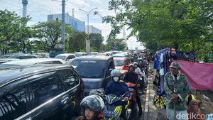 Potret Kemacetan di Jalan Urip Sumoharjo Makassar Imbas Demo Kenaikan BBM