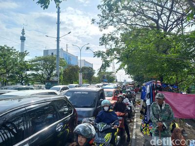 Potret Kemacetan di Jalan Urip Sumoharjo Makassar Imbas Demo Kenaikan BBM