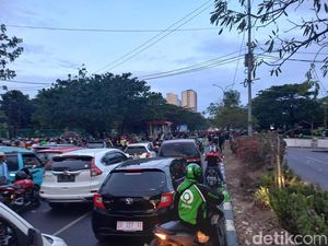 Demo BBM di Makassar, Mahasiswa UMI Tutup Jalan Urip Sumoharjo hingga Malam