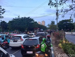Demo BBM di Makassar, Mahasiswa UMI Tutup Jalan Urip Sumoharjo hingga Malam