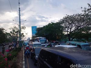 Malam Ini Jalan Urip Sumoharjo Makassar Macet 1,6 Km Imbas Demo Mahasiswa