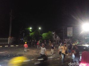 Jalan AP Pettarani Makassar Masih Ricuh, Kampus UNM Dilempar Bom Molotov Jalan AP Pettarani Makassar Masih Ricuh, Kampus UNM Dilempar Bom Molotov