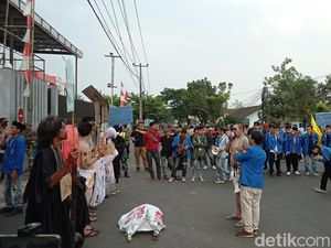 Mahasiswa Tasikmalaya Demo Tolak BBM Sambil Blokir Jalan Mahasiswa Tasikmalaya Demo Tolak BBM Sambil Blokir Jalan