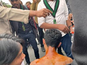 Mahasiswa di Malang Terbakar saat Demo Tolak Harga BBM Naik Mahasiswa di Malang Terbakar saat Demo Tolak Harga BBM Naik