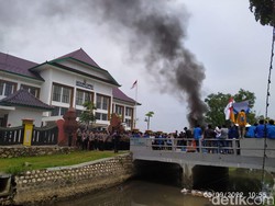 Rakyat Di-prank BBM Naik, Mahasiswa Demo-Bakar Ban di DPRD Bangkalan