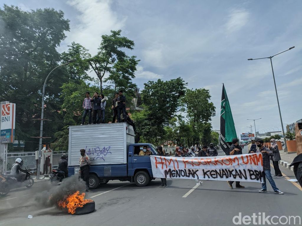 Mahasiswa UNM Demo di AP Pettarani, Minta Pemerintah Turunkan Harga BBM!