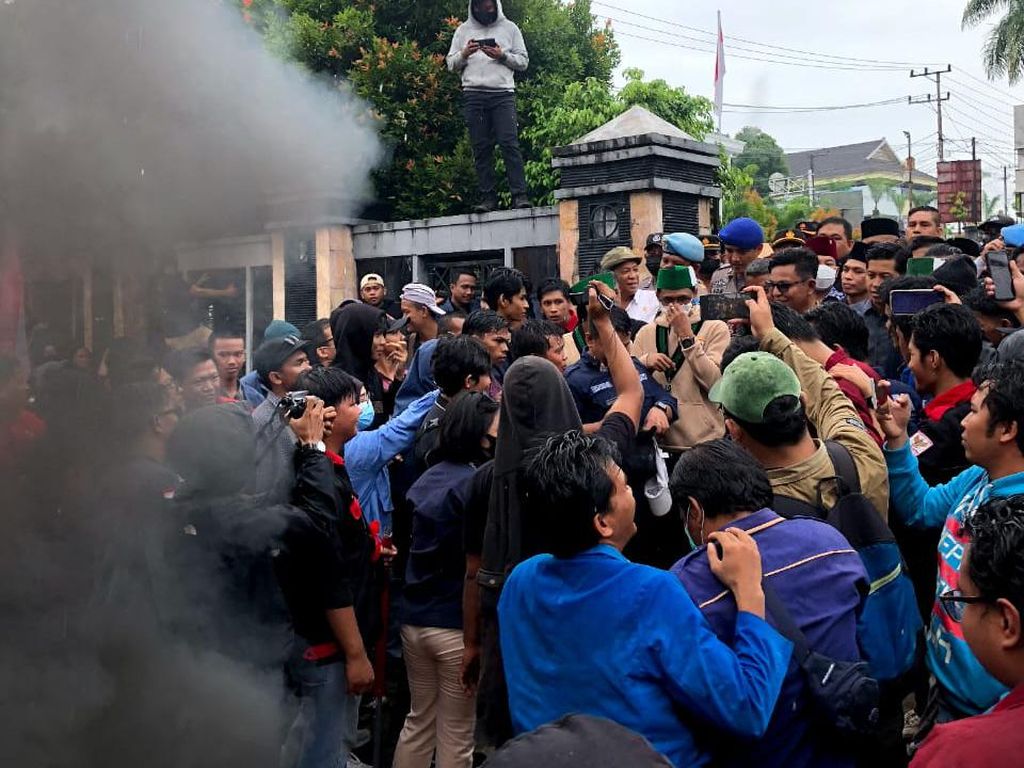 Demo Tolak Harga BBM Naik Ricuh, Mahasiswa Robohkan Pagar DPRD Tarakan