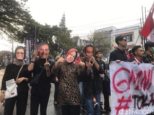 Pakai Topeng Jokowi-Luhut, Mahasiswa Sukabumi Tolak Harga BBM Naik