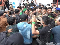 Demo Tolak Harga BBM Naik di Polman Ricuh Usai Jebol Pagar Kantor Bupati