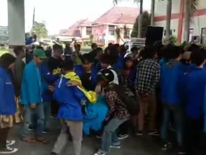 Demo Tolak Kenaikan BBM di Tasik Rusuh, Massa dan Polisi Baku Hantam!