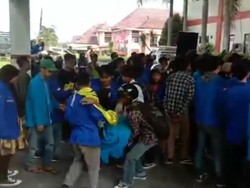 Demo Tolak Kenaikan BBM di Tasik Rusuh, Massa dan Polisi Baku Hantam!