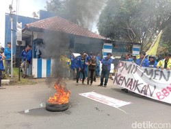 Demo Tolak Kenaikan BBM di Tasik, Massa Bakar Ban-Bentrok dengan Polisi