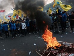 Memanas, Massa Demo Tolak Kenaikan BBM Terobos Kawat Berduri