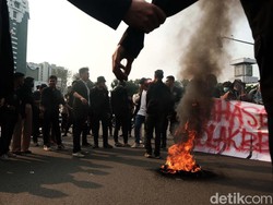Polisi Amankan Sejumlah Pedemo Tolak Kenaikan BBM di Patung Kuda