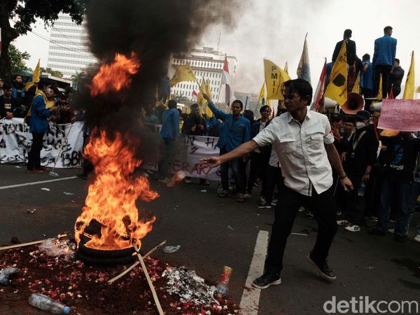 Demo Tolak Kenaikan BBM, Massa Mahasiswa Bakar Ban di Patung Kuda