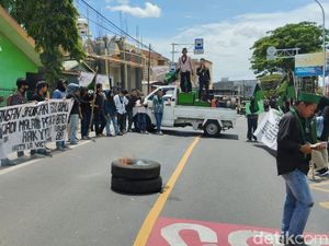 Demo Harga BBM Naik, Mahasiswa di Parepare Tutup Jalan Poros ke Pinrang Demo Harga BBM Naik, Mahasiswa di Parepare Tutup Jalan Poros ke Pinrang