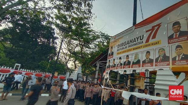 Serang (05/09) Ratusan mahasiswa yang menolak kenaikan harga BBM, merobek spanduk milik Gerindra Banten yang berisikan ucapan Dirgahayu Republik Indonesia, di depan gedung DPRD Banten, Kota Serang. Spanduk itu memuat foto Prabowo Subianto di kiri atas dan Desmon J Mahesa di kanan atasnya. Kemudian dibawahnya, berisikan foto anggota Fraksi Gerindra DPRD Banten, termasuk Andra Soni yang menjabat ketua DPRD Banten.