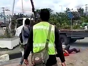 Detik-detik Pekerja di Palu Terkapar Usai Tersengat Listrik: 3 Tewas-5 Luka Detik-detik Pekerja di Palu Terkapar Usai Tersengat Listrik: 3 Tewas-5 Luka