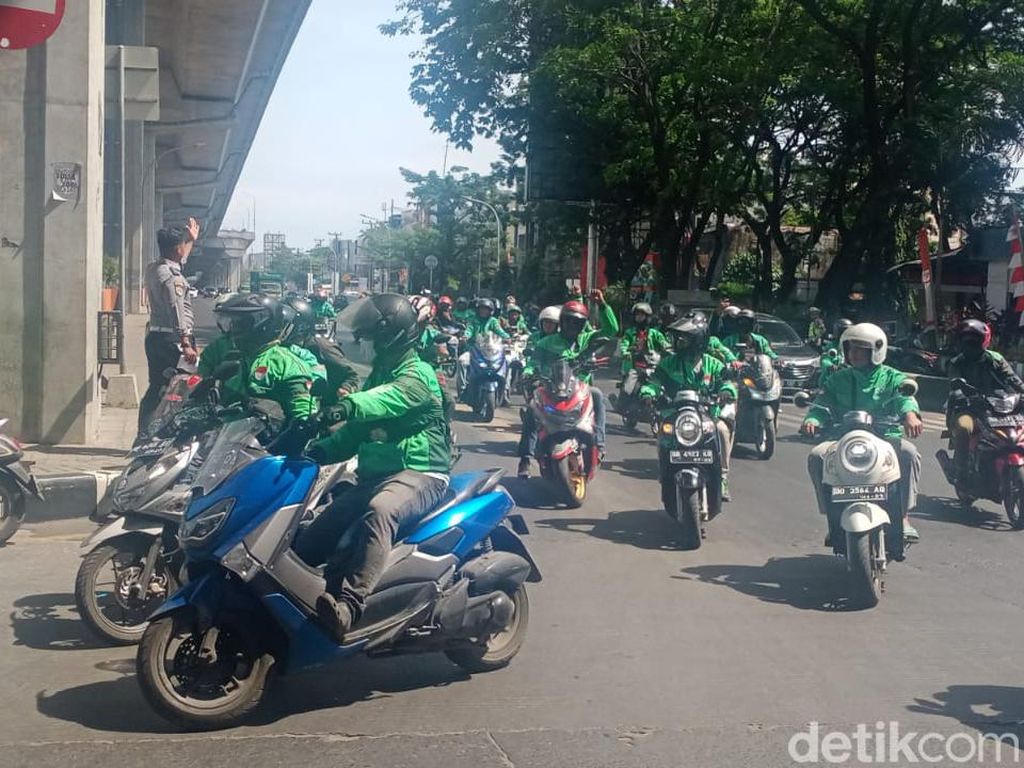 Driver Ojol di Makassar Konvoi Beri Dukungan ke Mahasiswa Demo Harga BBM