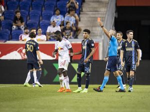 Duh, Pemain Ini Tendang Bola ke Tribune sampai Bikin Penonton Nangis!