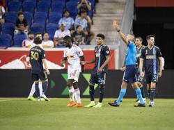 Duh, Pemain Ini Tendang Bola ke Tribune sampai Bikin Penonton Nangis!